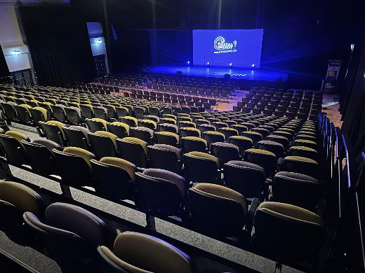 the barn, comedy club, comedy, standup, coastal comedy, stage, live, show, gig, 